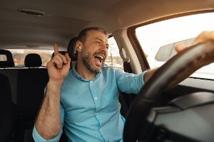 Diese Regeln gelten beim Musikhören im Auto