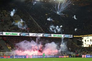 Pyro und Tennisbälle: Hohe Strafe gegen Bochum