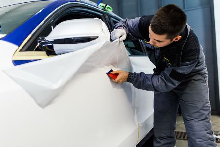 Lack oder Folie: Was bringt besser neue Farbe auf Ihr Auto? Lack oder Folie: Was bringt besser neue Farbe auf Ihr Auto?
