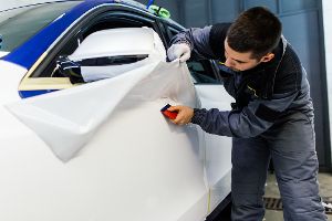 Lack oder Folie: Was bringt besser neue Farbe auf Ihr Auto?