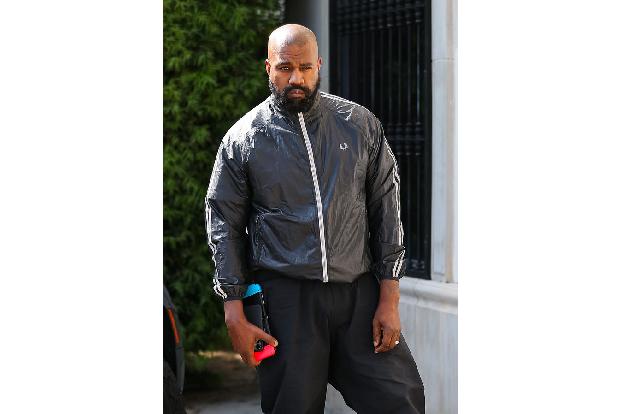 Seitdem Kims Ex Kanye West die Dankesrede der Sängerin bei den VMAs 2009 sabotierte, soll es hinter verschlossenen Türen zwischen dem Familienclan und Taylor brodeln. Die Sängerin ist bekannt dafür, d ...