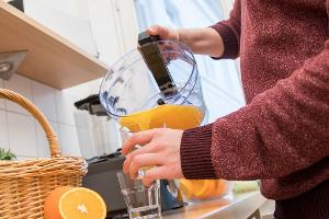 Eisentabletten lieber mit Saft als mit Wasser schlucken