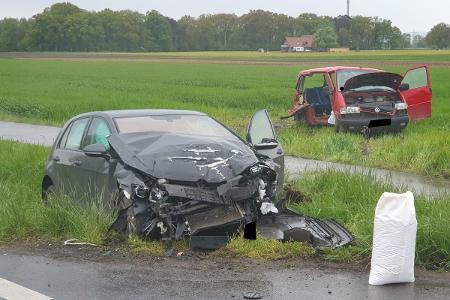 Beide Autos nahmen starken Schaden. Foto: Polizei Minden-Lübbecke