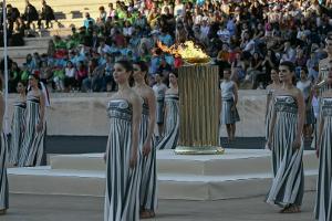 Olympisches Feuer an Frankreich übergeben