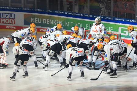 Sieg über Bremerhaven: Berlin deutscher Eishockey-Meister Sieg über Bremerhaven: Berlin deutscher Eishockey-Meister