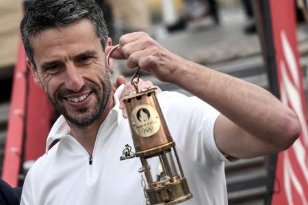 Olympisches Feuer auf dem Weg nach Frankreich Olympisches Feuer auf dem Weg nach Frankreich
