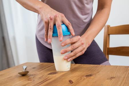 Diät-Shakes sollen beim Abnehmen helfen, können aber auch schädliche Stoffe enthalten.