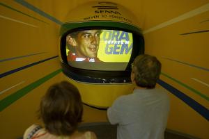 Senna-Stimme per KI: Neue Ausstellung über Formel-1-Legende