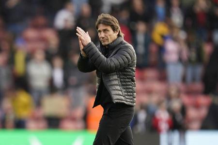 Antonio Conte (vereinslos) - Heiß auf den Job beim FC Bayern ist 'Bild' zufolge derweil Antonio Conte. Der 54 Jahre alte Italiener feierte in seiner Heimat den Meistertitel mit Inter Mailand und Juventus. Die italienische Tageszeitung 'La Repubblica' brachte Conte an der Isar ins Gespräch. Eine Kontaktaufnahme gab es bislang aber wohl nicht.