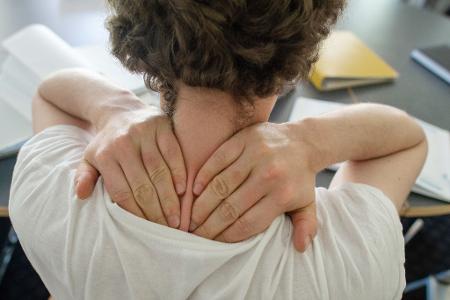 Bei vielen Menschen ist die hintere Nackenmuskulatur überdehnt - Ausgangspunkt für ein schmerzhaftes Ziehen.