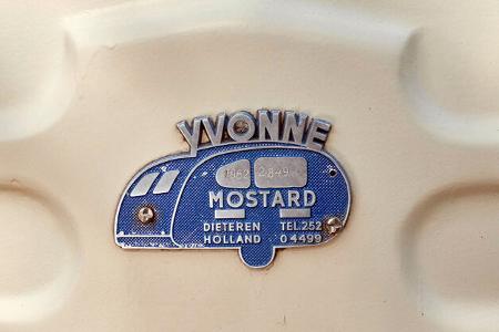 Oldie-Caravan Mostard