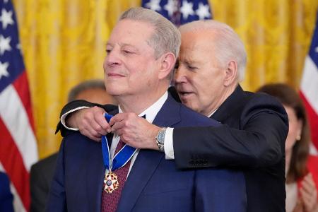 US-Präsident Joe Biden verleiht die Presidential Medal of Freedom an den ehemaligen US-Vizepräsidenten Al Gore.
