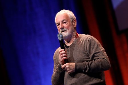 Portrait von Bernard Hill mit einem Mikrofon in der Hand