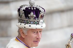 König Charles III.: Mit der Krone kam die Krise