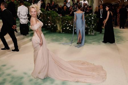 Pamela Anderson: Für ihre Met-Gala-Premiere trägt sie wieder Make-up