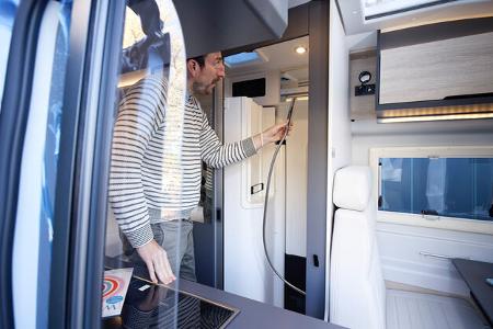 Bad-Konzepte der Vergleichs-Campingbusse Dreamer und Vantourer