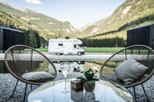 Sangold Camping in Südtirol. Bilder des Campingplatzes und des zentralen Gebäudes.