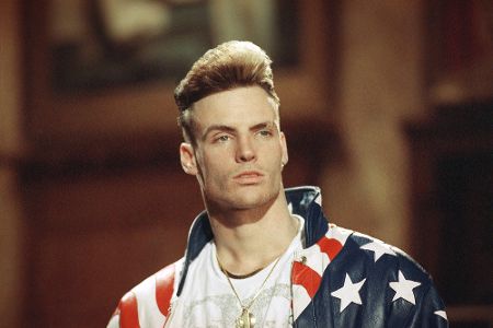 Portrait des Rappers Vanilla Ice mit Jacke in den Farben der US-Flagge.