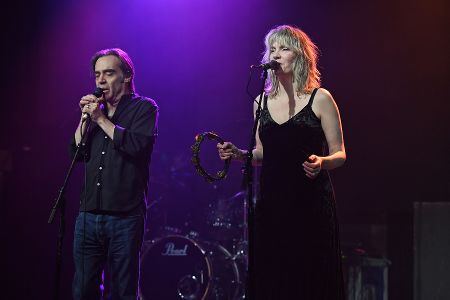 Mann und Frau auf Bühne beim Singen