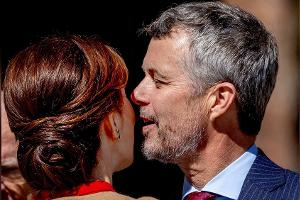 Süße Geste: Mary von Dänemark bekommt Wangenkuss von König Frederik