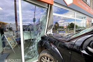 Auto kracht gegen Schaufenster