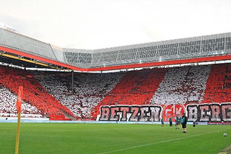 Zweitliga-Relegation: 1. FC Kaiserslautern - Dynamo Dresden - Ende Mai 2022 treffen sich Lautern und Dresden in der Relegation zur 2. Bundesliga. Im Hinspiel fahren die Fans der Roten Teufel im eigenen Stadion einen beeindruckend großen Schriftzug auf und garnieren die Kurvenshow später noch mit Feuer und Rauch.