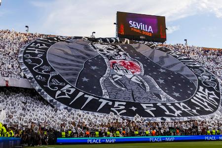 Europa League: Eintracht Frankfurt - Glasgow Rangers - Vor dem Europapokal-Triumph der SGE sorgen die Eintracht-Anhänger im Finale im Stadion von Sevilla für eine Choreo, die sich über die gesamte Fan-Kurve erstreckt. Garniert ist die Show mit weißen Fähnchen.
