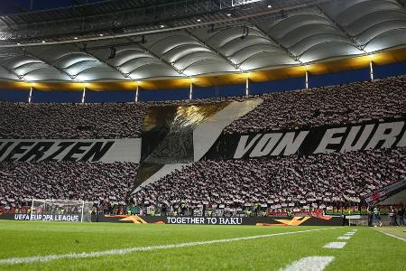 Europa League: Eintracht Frankfurt - SL Benfica - Der nächste Europapokalabend in Frankfurt, der nächste Gänsehautmoment! 50.000 begeisterte Fans verwandeln das Stadion der Eintracht in ein Tollhaus. 'Eintracht vom Main, im Herzen von Europa' ist zwischen den tausenden schwarz-weißen Fahnen zu lesen.