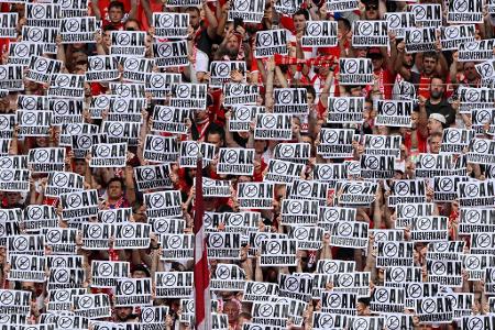 Bundesliga: FC Bayern - RB Leipzig - Klare Kante der Bayern-Fans am 33. Spieltag der Saison 22/23: Im Spiel gegen RB Leipzig halten die Anhänger Tausende 'Koan Ausverkauf'-Schilder hoch. Ein deutlicher Wink in Richtung der DFL-Pläne, die Liga (nicht) in Investorenhände zu geben.