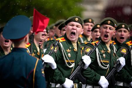 Russische Soldaten marschieren während der Militärparade zum Tag des Sieges in Moskau.