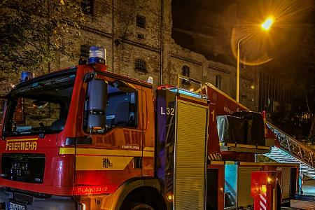 © Feuerwehr Dresden
Eine Brandwache, welche aus 12 Einsatzkräften der Berufsfeuerwehr sowie der Drohnenstaffel des ASB besteht, wird die gesamte Nacht über vor Ort sein.