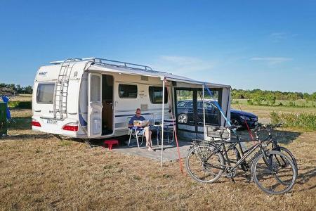 Caravan, Mann, FahrrŠder, Ausgetrocknetes Gras, BŸsche, Himmel