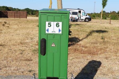 Stromkasten, Gras, Campingvan, Himmel