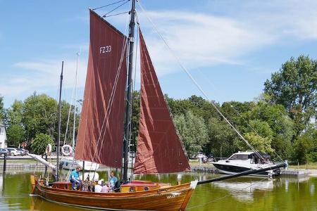 Zeesenboot, Auslaufen, Hafen, BŠume, Himmel, Boote