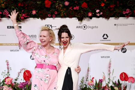 Schauspielerin Sunnyi Melles und ihre Tochter Leonille Wittgenstein mit sichtlich guter Laune vor der Verleihung des Deutschen Filmpreises.