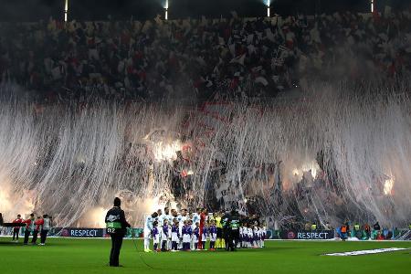 Europa League: Eintracht Frankfurt - Olympique Marseille - Frankfurt genießt das Euro-Wunder: Im Heimspiel gegen die Franzosen gibt es Riesenbanner, Papierstreifen und jede Menge Licht in der Kurve. Außerdem ist das gesamte Stadion mit Fähnchen ausgestattet worden.