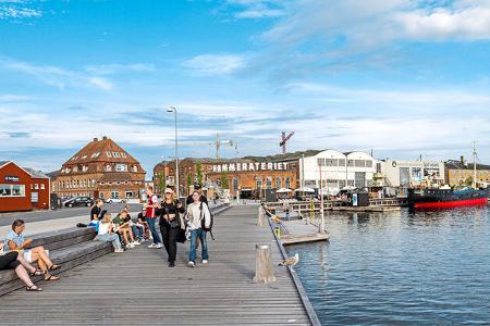 Hafensteg, Svendborg, Promenade, Menschen spazieren 