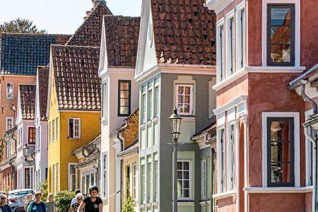 Ærøskøbing, bunte Häuserfassaden, Kletterrosen, gemütliches Inselleben 