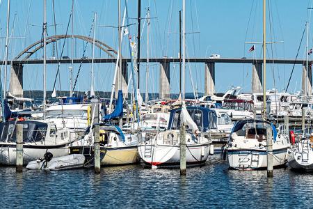 Hafen, Boote und Segelschiffe, Meer, Inselort