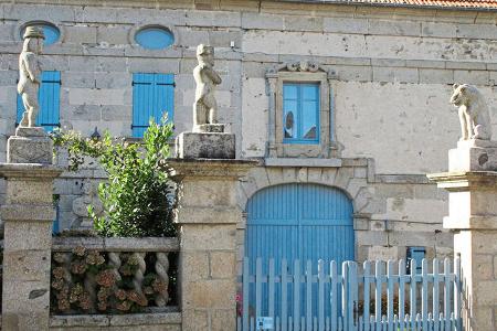 Village des Masgot, Villa, Granit-Kunstwerke, blau