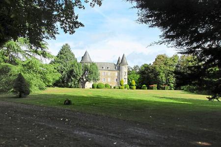 Camping Château de Leychoisier, Schloss, Bäume, Park