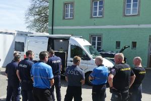 Grenzübergreifende Behördenzusammenarbeit - Die Hundeführer des deutschen Zolls, der deutschen Polizei und des tschechischen Zolls tauschen sich aus