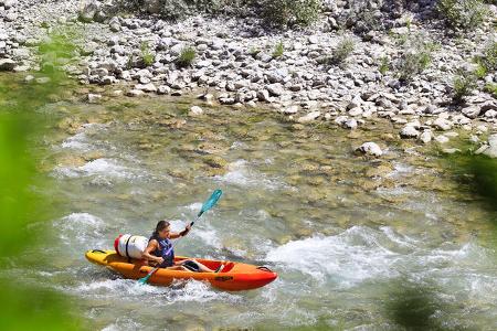 3 Volltreffer Drome Kanu auf dem Fluss