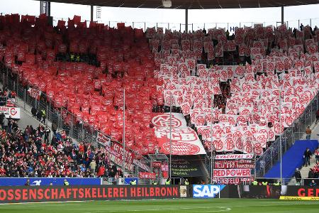 Bundesliga: TSG Hoffenheim - FC Bayern - Anlässlich des 120. Geburtstags des FC Bayern München feiern die Fans den deutschen Rekordmeister beim Gastspiel in Hoffenheim. Links das aktuelle Logo des FCB, rechts das erste Emblem des Klubs.