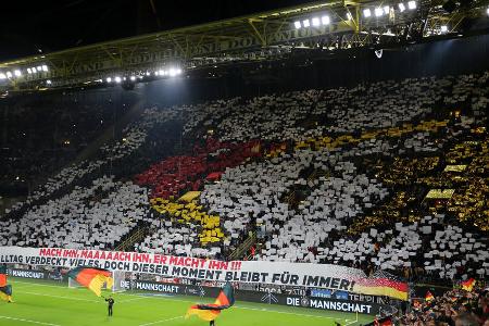 DFB-Team: Deutschland - Argentinien - Im Testspiel der beiden WM-Finalisten von 2014 zaubern die Fans der deutschen Nationalmannschaft Anfang Oktober 2019 eine Choreo auf die Dortmunder Südtribüne, die den stilisierten Finaltorschützen Mario Götze und einen WM-Stern zeigt. Dazu der damalige Reporter-Ausruf: 'Mach ihn, maaaach ihn, er macht ihn!' Und der Schriftzug: 'Der Alltag verdeckt vieles, doch dieser Moment bleibt für immer.'
