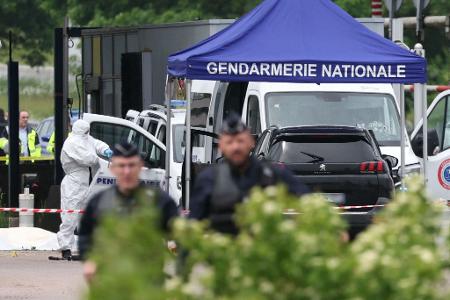 Gerichtsmediziner und Polizisten am Ort des Angriffs an einer Mautstelle in Nordfrankreich.