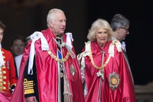 König Charles: Demonstrativ gute Laune bei Gottesdienst