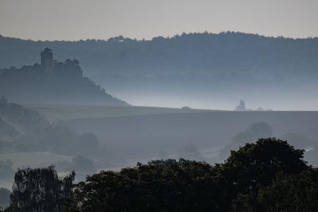 Idyllischer Anblick am Morgen: Die Burgfalknerei Hohenbeilstein ist noch vom Nebel umgeben und es entsteht eine mystische Stimmung.