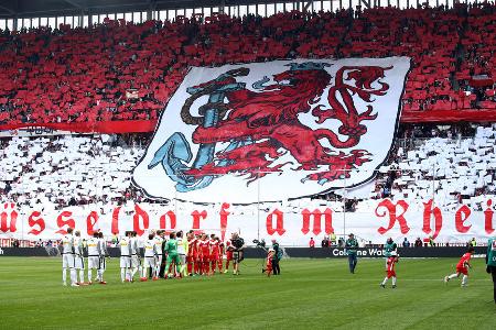Bundesliga: Fortuna Düsseldorf - Bor. Mönchengladbach - Die Fortuna-Fans bekennen sich im Spiel gegen Gladbach zu ihrer Stadt und präsentieren voller Stolz ihre Farben.