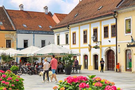 Barockstadt, HŠuser, Altmodische Fassaden, Blumen, Schirme, Menschen